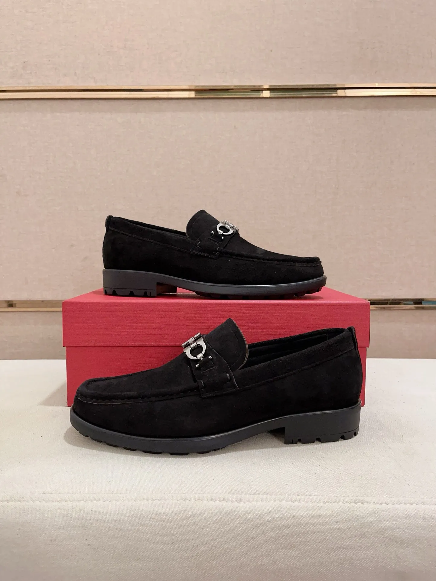Men's shoes💰: 560💰 High version Ferragamo quality! 🆕🆕Exclusive hot-selling products in stock🔥🔥New products on the shelves, high-quality shoes, high-end driving shoes, with complete packaging! 💪 💪 Material: imported patented cowhide 🐂 + imported high-quality water-dyed cowhide lining + wear-resistant outsole 👍🏻👍🏻 Features: high-end and comfortable, purely handmade 🚀 🚀 Create the perfect shoes that suit you best 🔥 🔥 Size: (38-44) Can be customized 45 non-returnable!